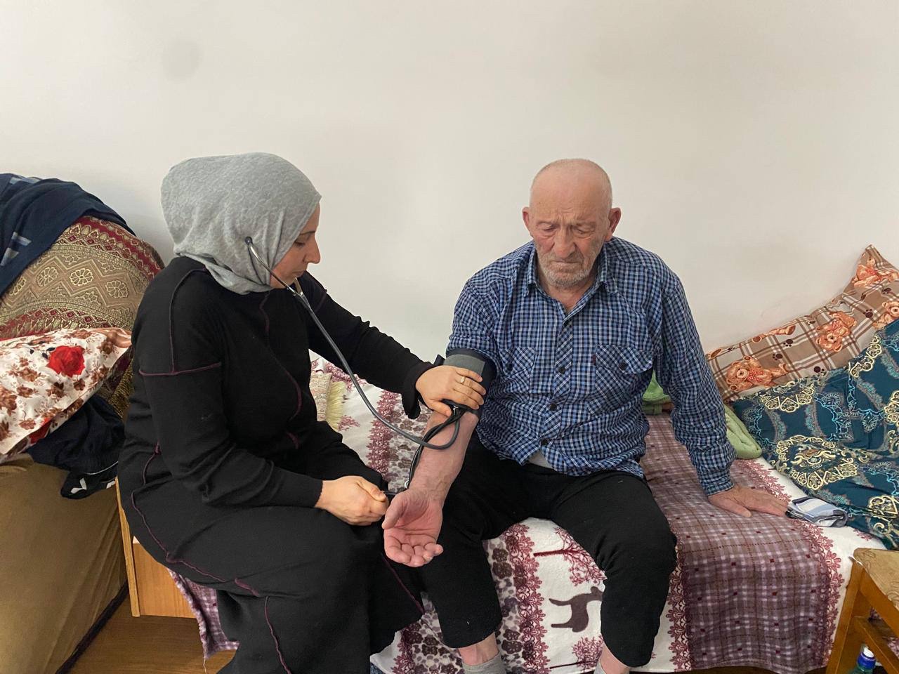 Социальный работник социального обслуживания на дому отделения № 2 Мирзоева Мадина  селении Тлярата оказывает социально-бытовую,социально-медицинскую услугу, своему подопечному с целью оказания социальных услуг.